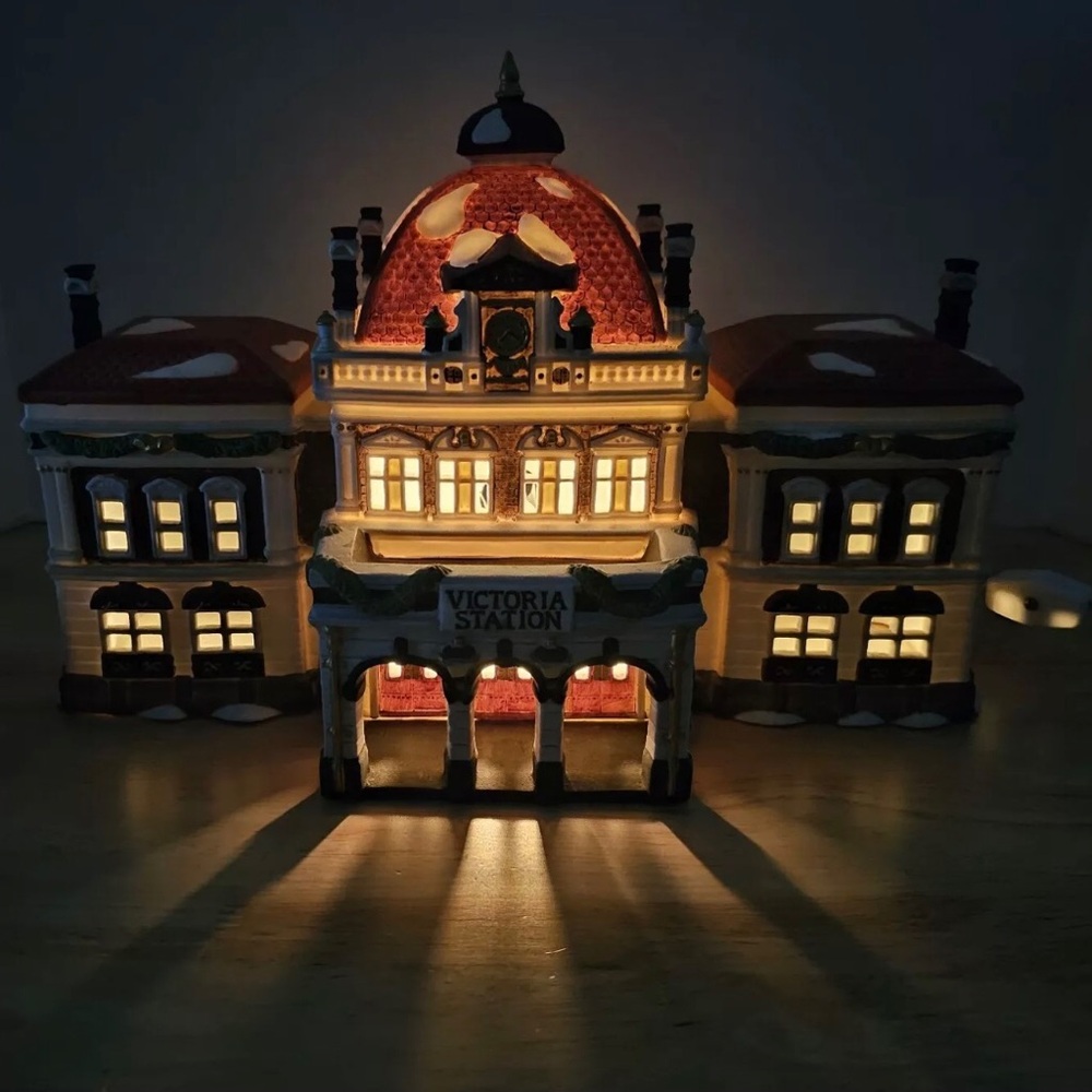 VTG Dept 56 Victoria Station Lighted Train Platform Dickens Village Retired EUC